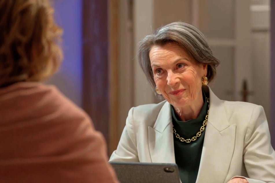 In der ARD-Telenovela "Rote Rosen" belastet eine Tonaufnahme Victoria (Caroline Schreiber, 64) schwer. Kann sie sich und ihren Job noch einmal retten?