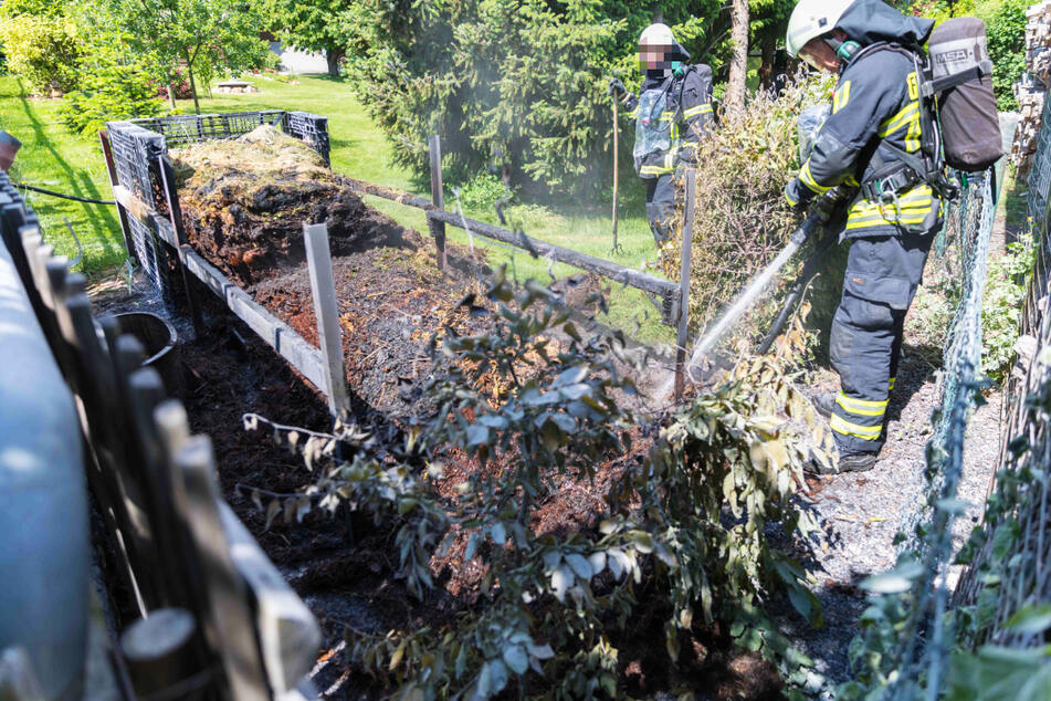 Chemnitz: Komposthaufen brennt! Feuerwehr muss anrücken
