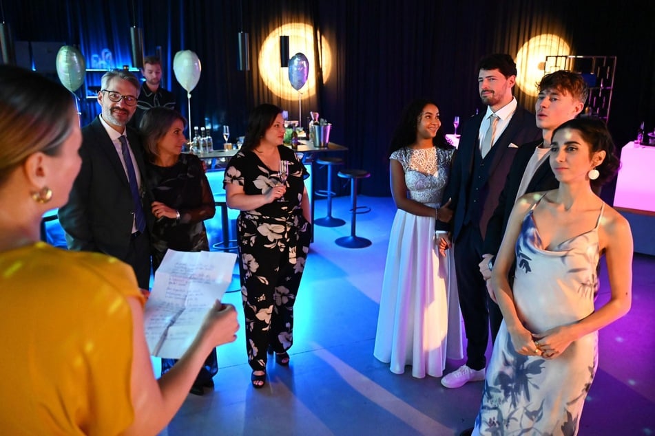 Freunde überraschen Imani und Jan.