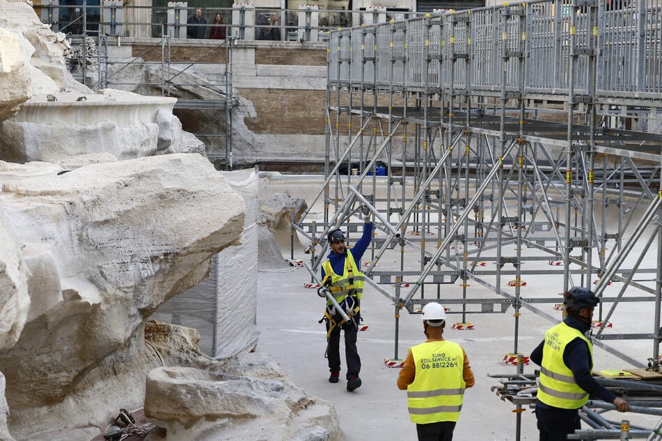 Durch den Trevi-Brunnen führt nun ein Steg aus Gerüst-Elementen.