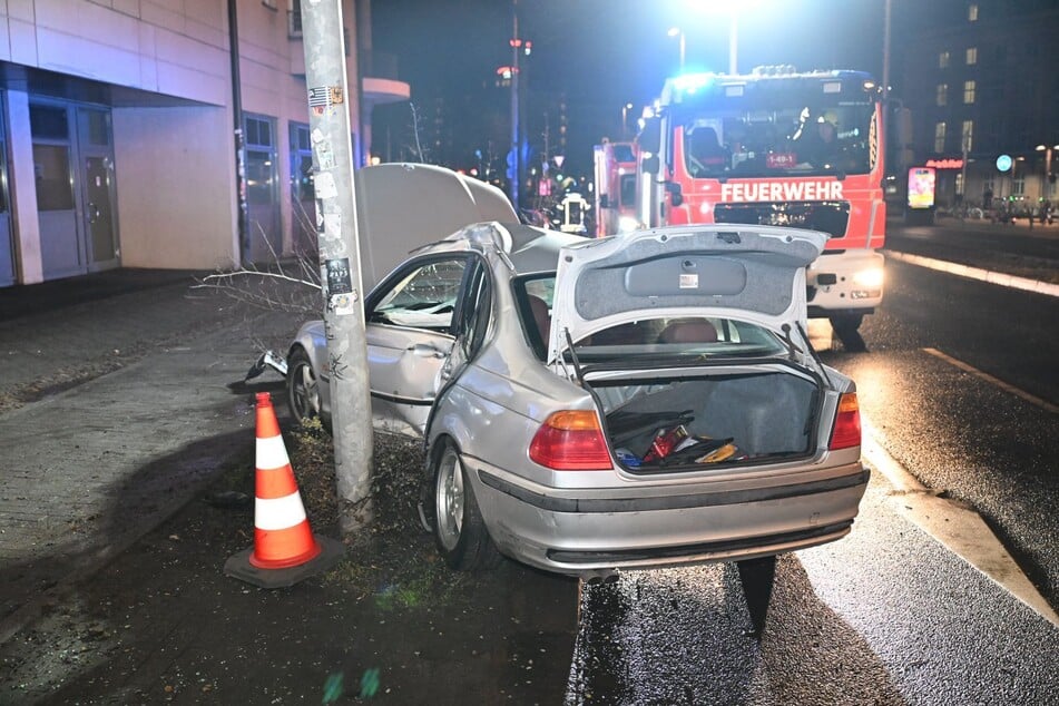 Das Auto wurde dabei schwer beschädigt. Die Fahrerin musste vom Rettungsdienst versorgt werden.