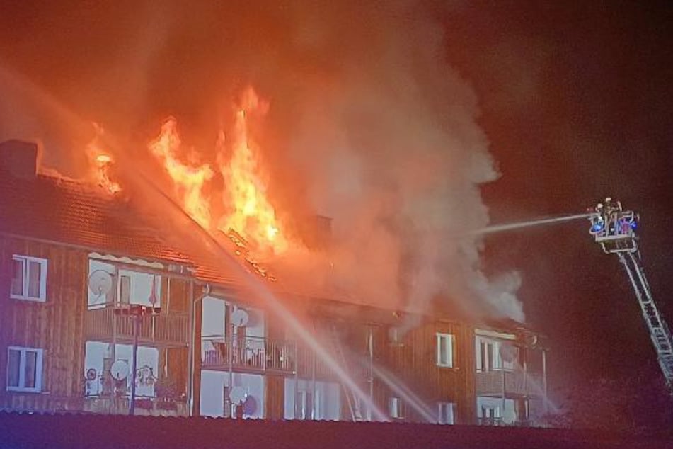 Mit einem Großaufgebot kämpfte die Feuerwehr vom Boden und über Drehleitern gegen die Flammen.