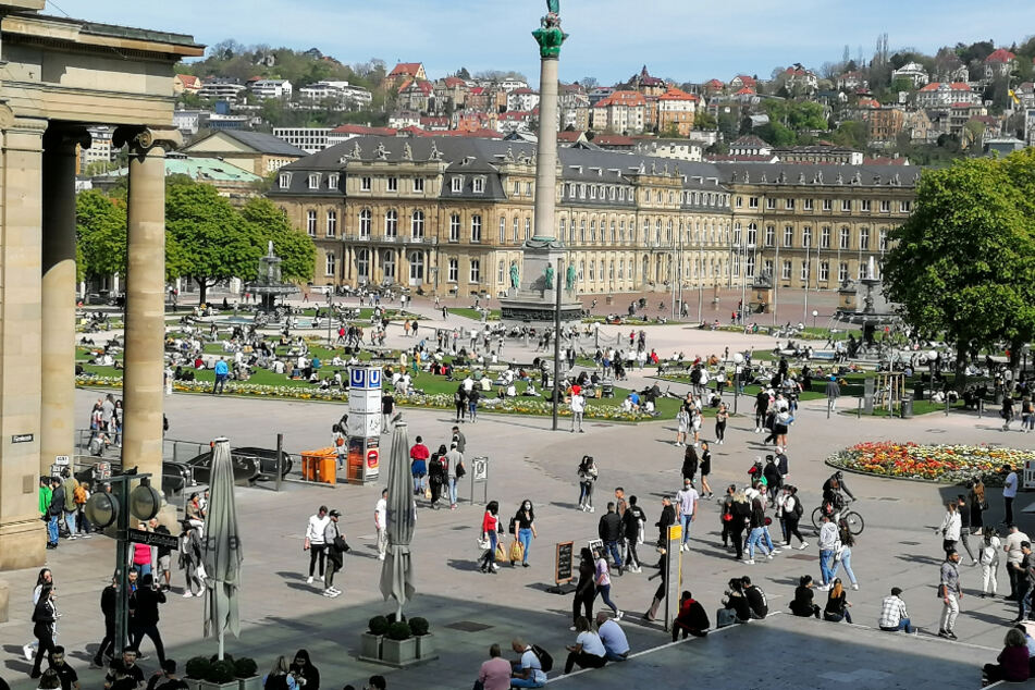 Das warme Wetter lockt die Menschen auf den Stuttgarter Schlossplatz.