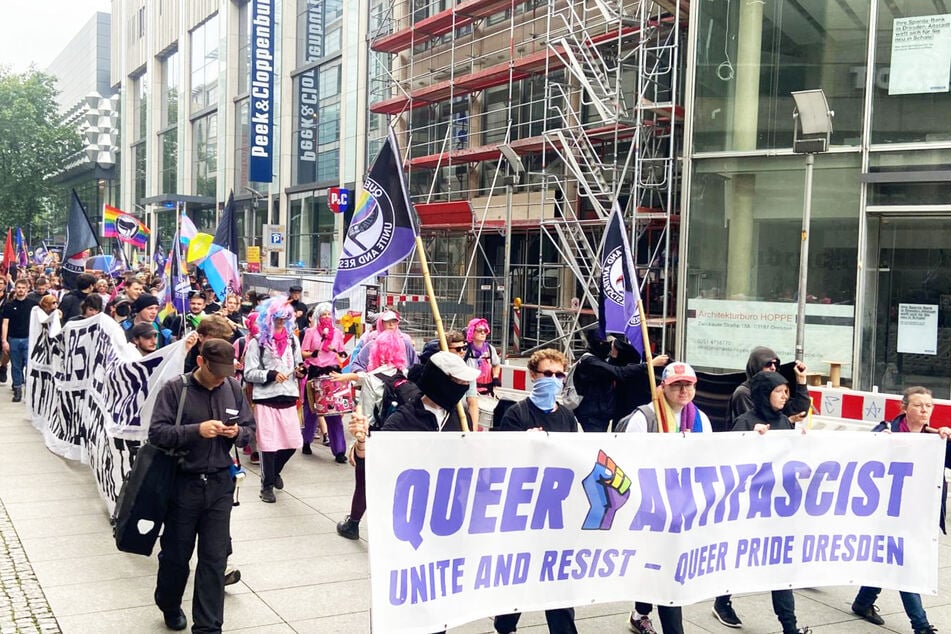 Die Anreise-Demo wurde von "Queerpride" organisiert.