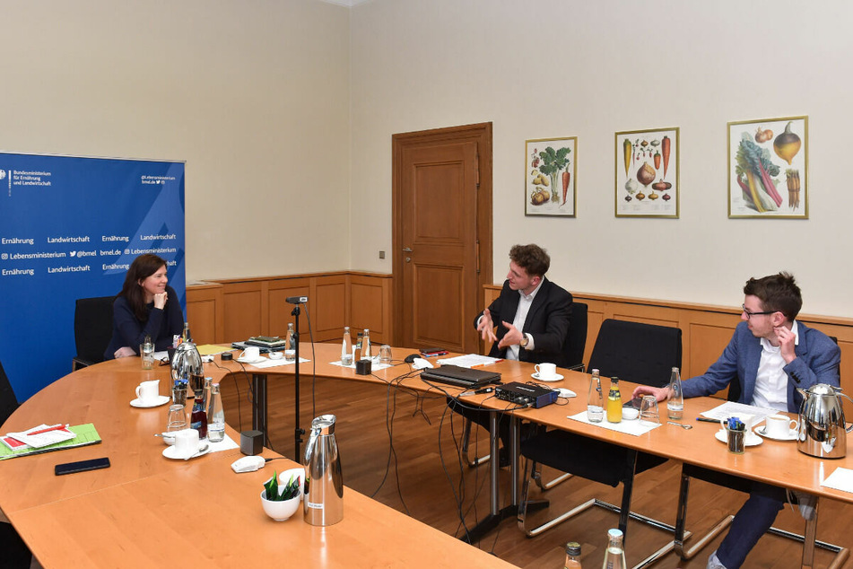Die Parlamentarische Staatssekretärin nahm sich im Landwirtschaftsministerium Zeit für ein Gespräch mit Politikredakteur Paul Hoffmann (29, r.) und TAG-Reporter Erik Töpfer (22, M.).