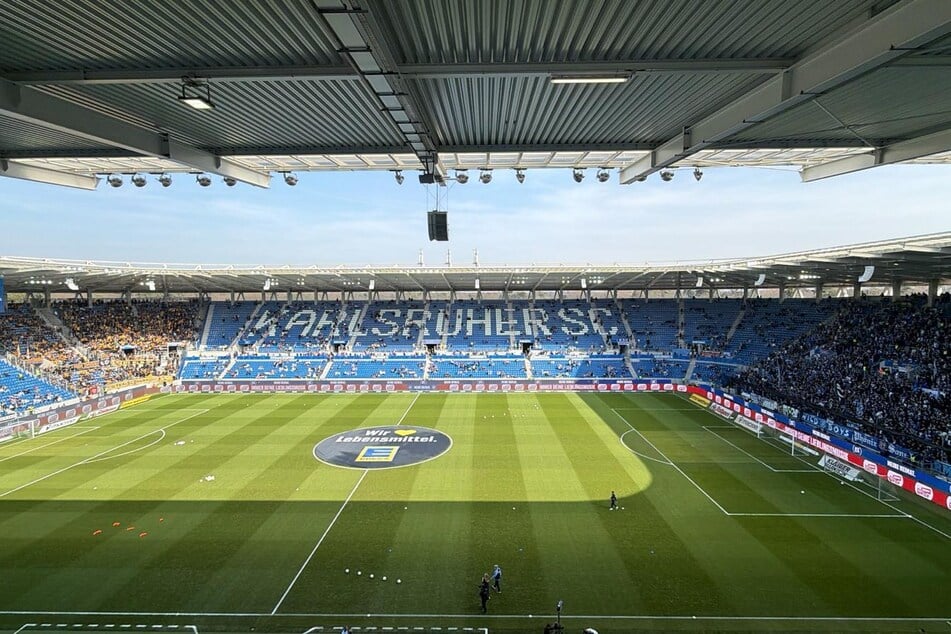 Während es auf der Haupttribüne noch überwiegend leer ist, ...