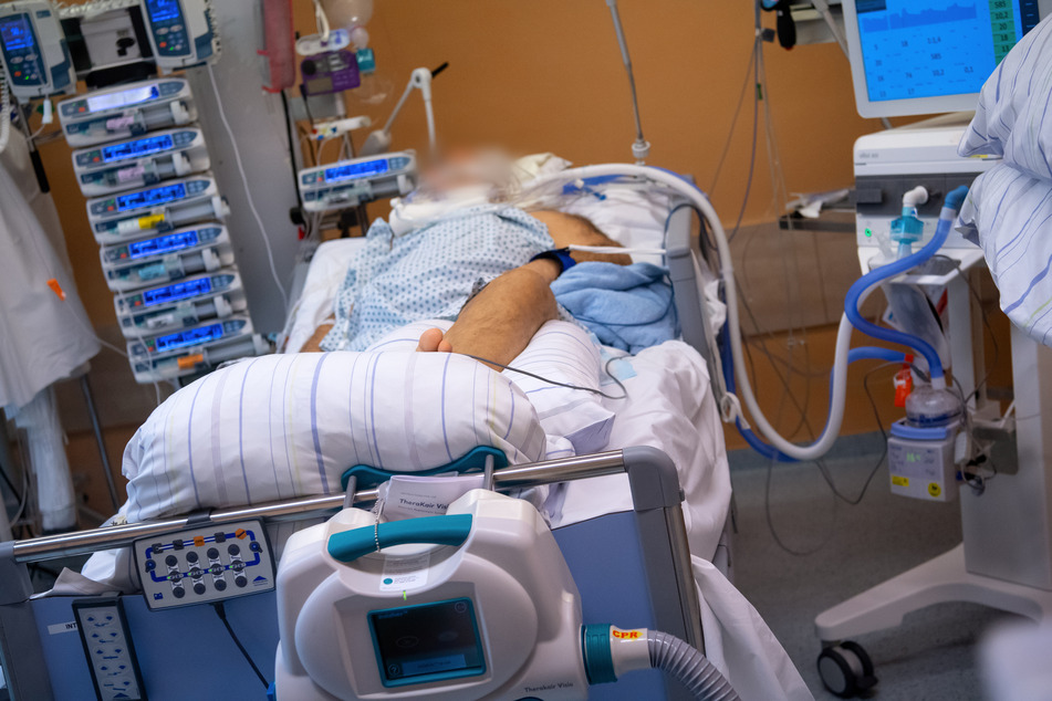 Ein Covid-19 Patient liegt in einem isoliertem Intensivbett-Zimmer in der Asklepios Klinik im bayrischen Gauting. Der Patient liegt im künstlichen Koma und wird beatmet.