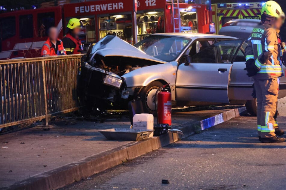 Heftiger Unfall im Erzgebirge: Audi kracht gegen Brückengeländer