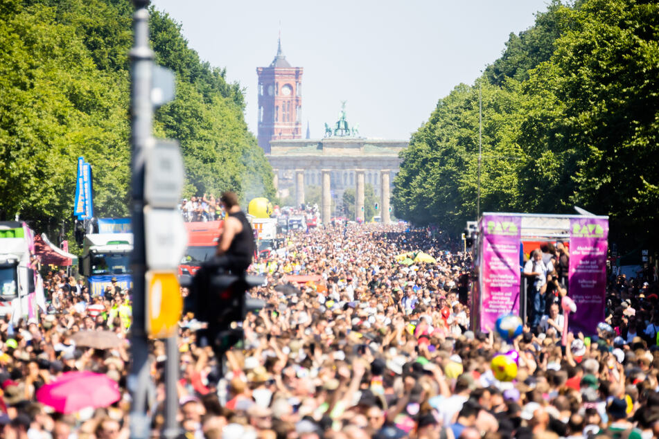 Die Straße des 17. Juli in Berlin ist voller tanzender Menschen.