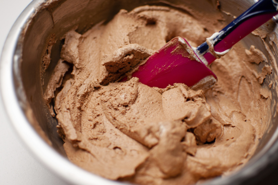 Soll die Mousse au Chocolat noch cremiger werden, kannst Du aufgeschlagene Sahne unterheben.