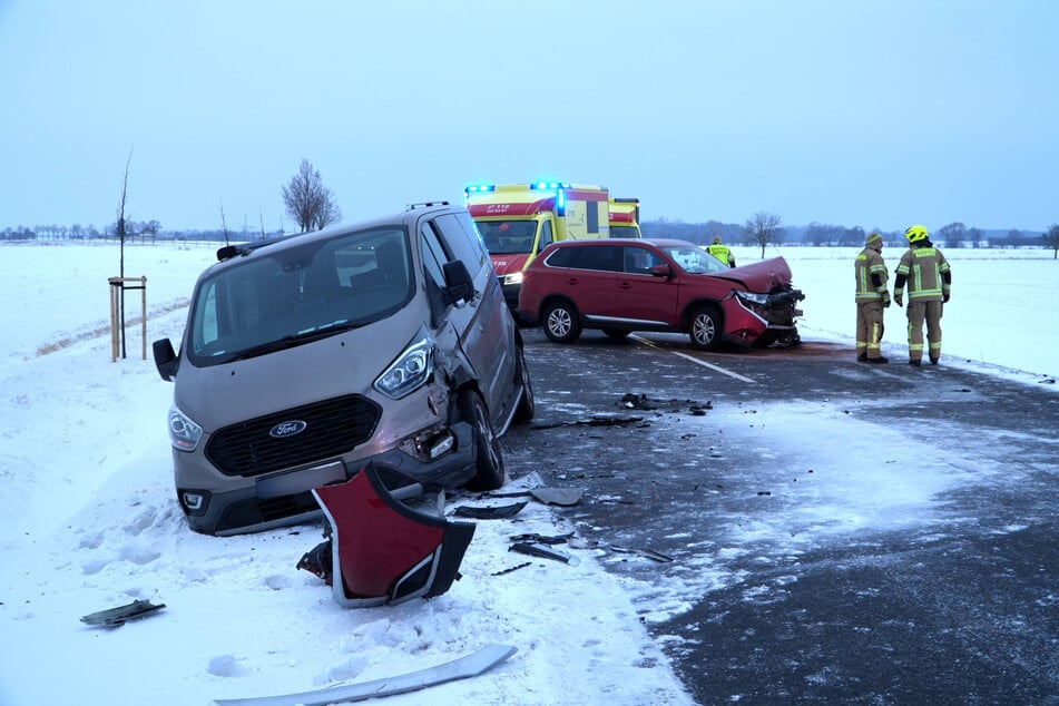 Beide Fahrzeuge wurden bei dem Unfall schwer beschädigt.