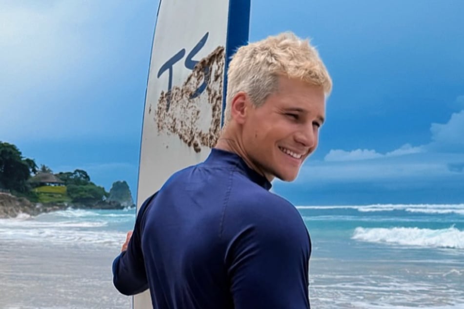 Ende Dezember 2025 teilte der Sänger das erste Mal seine neue Haarfarbe auf Instagram.