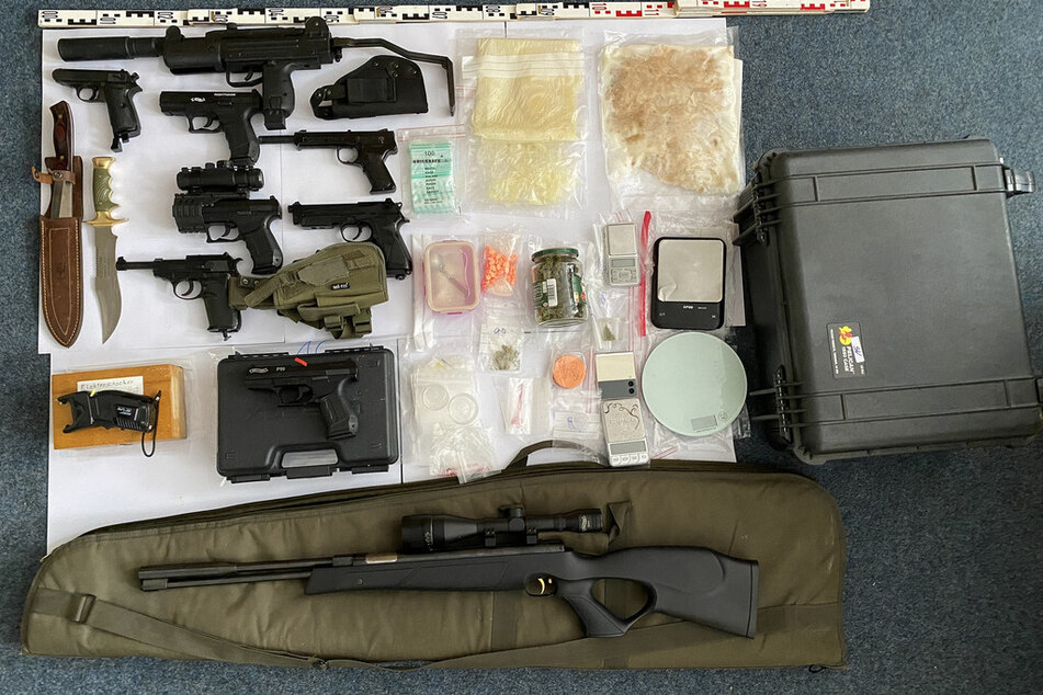Die Ermittler der Polizei Magdeburg konnten bei dem Verdächtigen mehrere Waffen und Drogen beschlagnahmen.