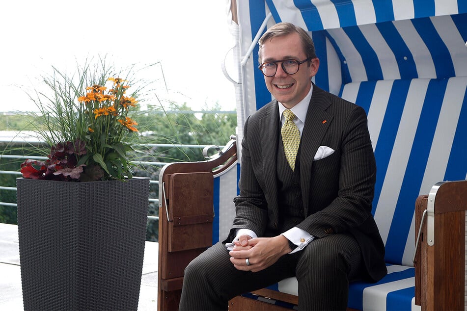 Philipp Amthor im eigenen Strandkorb auf dem Balkon des Kanzleramts. Seit der ZDF-Doku sorgt das Möbelstück für Spott.