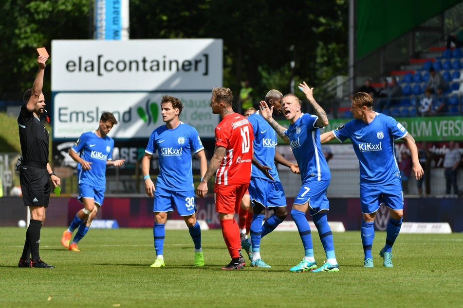 FSV-Spieler Jan Löhmannsröben sah kurz nach der Pause die Rote Karte - die Westsachsen mussten von da an in Unterzahl weiterspielen.