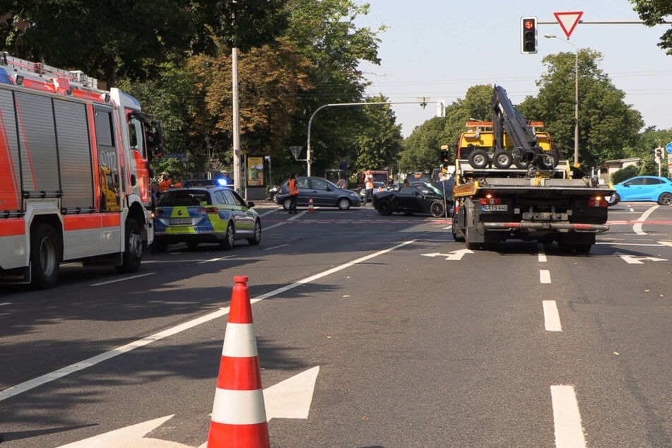 Die Delitzscher Straße wurde im Zuge der Unfallaufnahme und Schadensbeseitigung gesperrt.