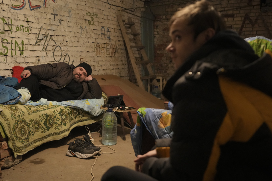 Zwei Männer halten sich in einem Schutzraum in der Ukraine auf. Das Leid könnte weiter zunehmen.