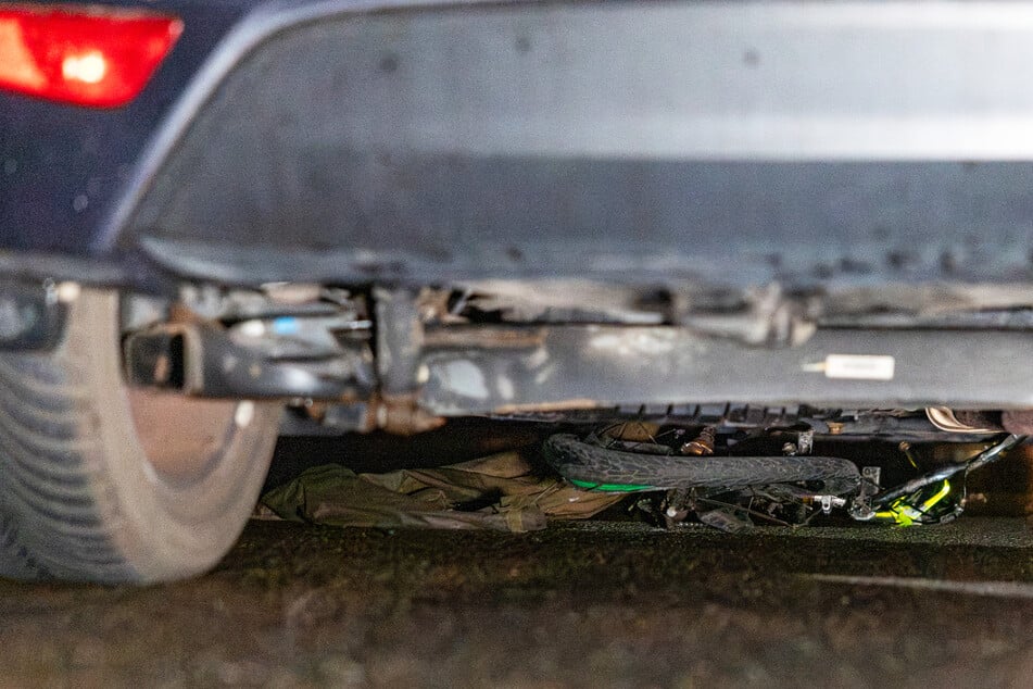 Das Fahrrad der Frau wurde bei dem Unfall unter einem der beteiligten Fahrzeuge eingeklemmt.