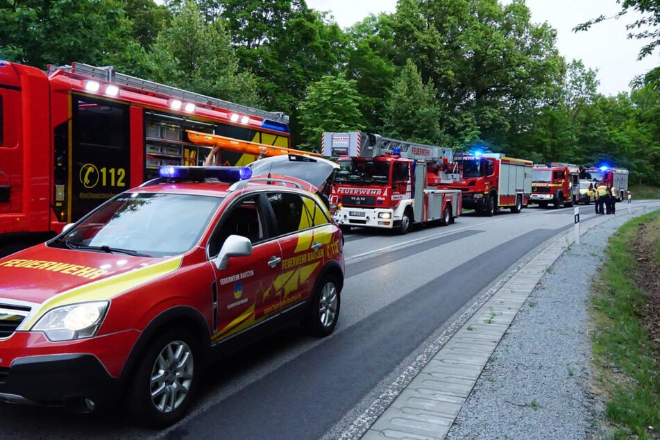 Die Feuerwehr Bautzen wurde samt Einsatzkräften weiterer Gemeinden am gestrigen Samstagabend zur B156 gerufen.