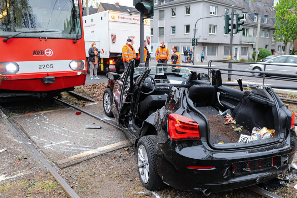 Der BMW war nach der Kollision mit der KVB-Bahn und dem Rettungseinsatz schrottreif.