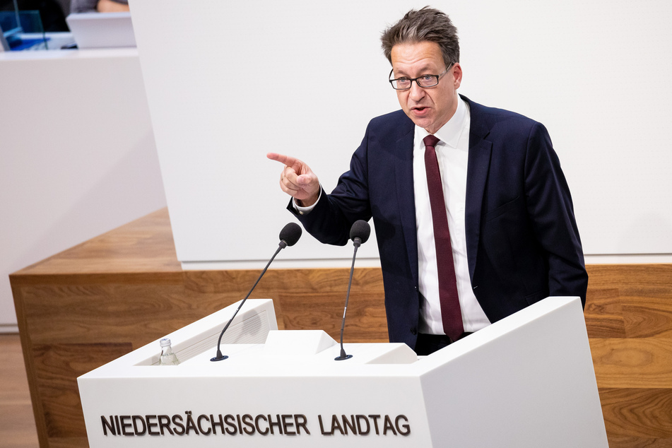 Stefan Birkner (48), Vorsitzender der niedersächsischen FDP-Landtagsfraktion, wirft Weil eine indirekte Impfpflicht vor.