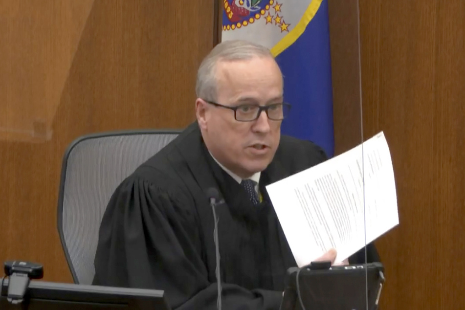 Richter Peter Cahill verliest im Hennepin County Gericht Anweisungen an die Jury, kurz bevor die Schlussplädoyers gehalten werden.