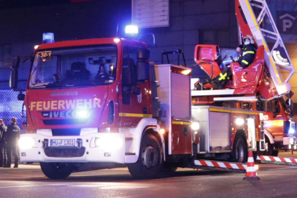 Rund 50 Einsatzkräfte der Feuerwehr rückten am Mittwochabend in die Friedrich-Ebert-Anlage in Hanau aus.