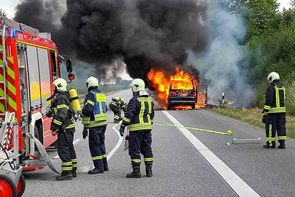 Unfall A1: Feuer auf A1! VW Multivan brennt samt Anhänger komplett ab