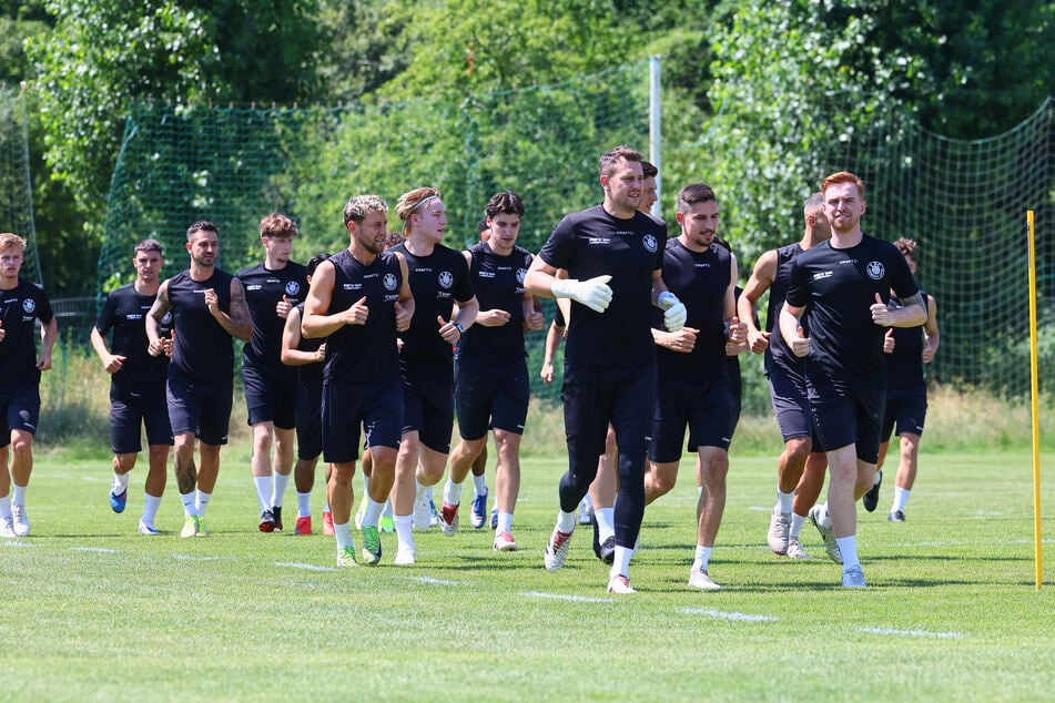 Andreas Naumann (33, M.) mit seinen Teamkameraden bei der Vorbereitung für die kommende Saison.