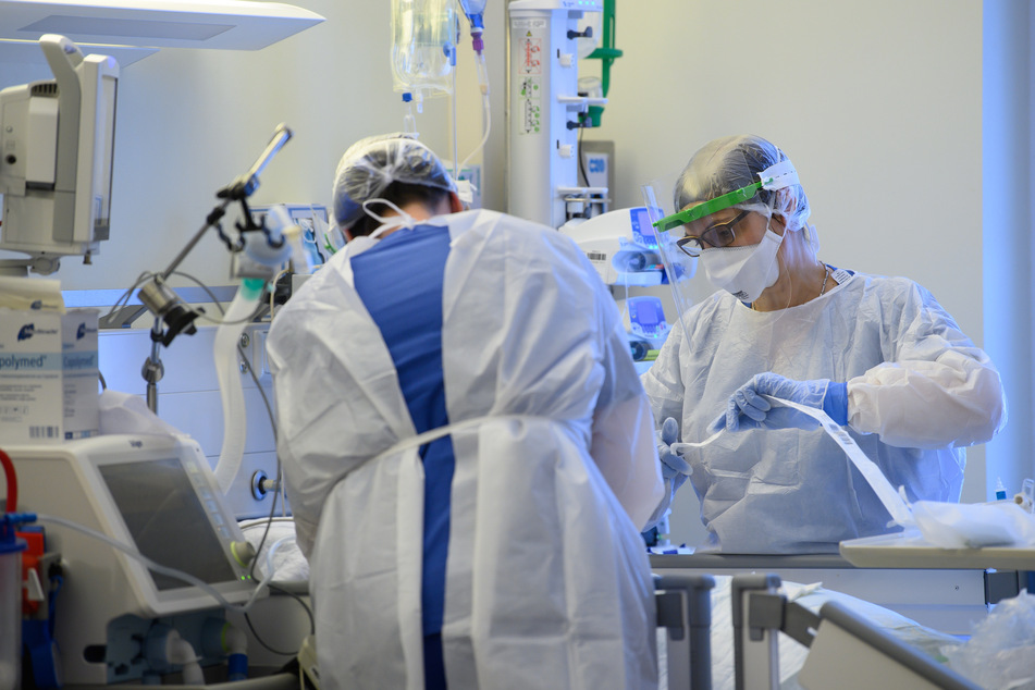 Intensivpflegerinnen sind auf eienr Covid-19-Intensivstation in Pulsnitz mit der Versorgung von Corona-Patienten beschäftigt.