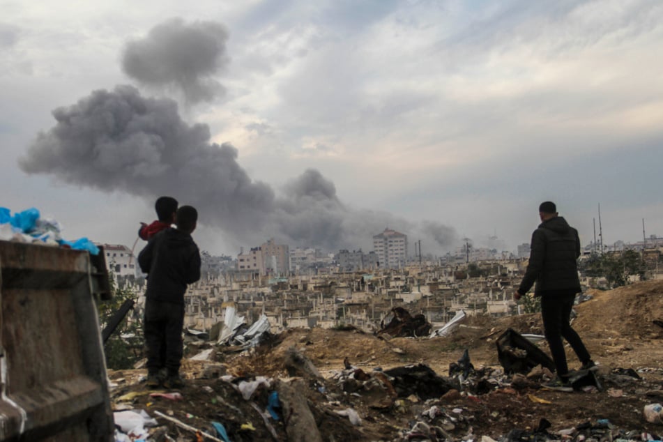 Rauch steigt nach einem erneuten Luftangriff der israelischen Armee über Gaza-Stadt auf.