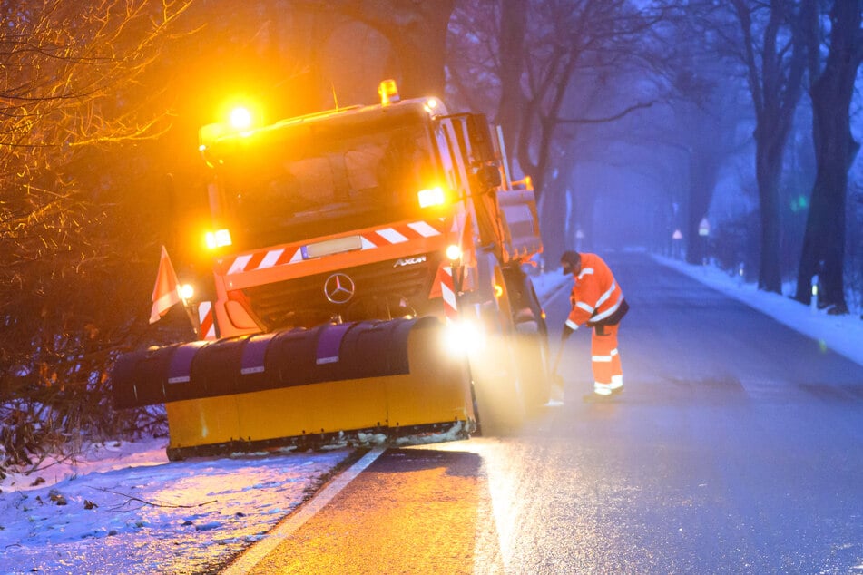 Nach dem Sturz eines Winterdienst-Fahrzeugs im Nordschwarzwald bleibt wegen des Winterwetters weiter ungewiss, wann der Schneepflug geborgen wird.