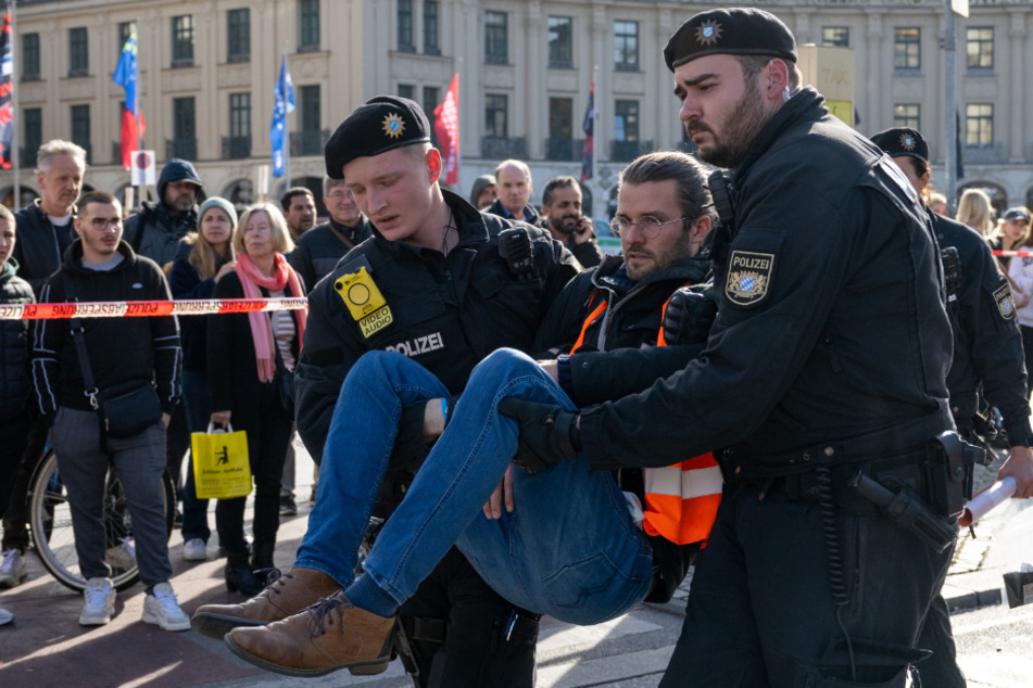 Auch in München klebte sich dieser Klimaaktivist auf die Straße und wurde von Polizisten weggetragen. (Archivbild)