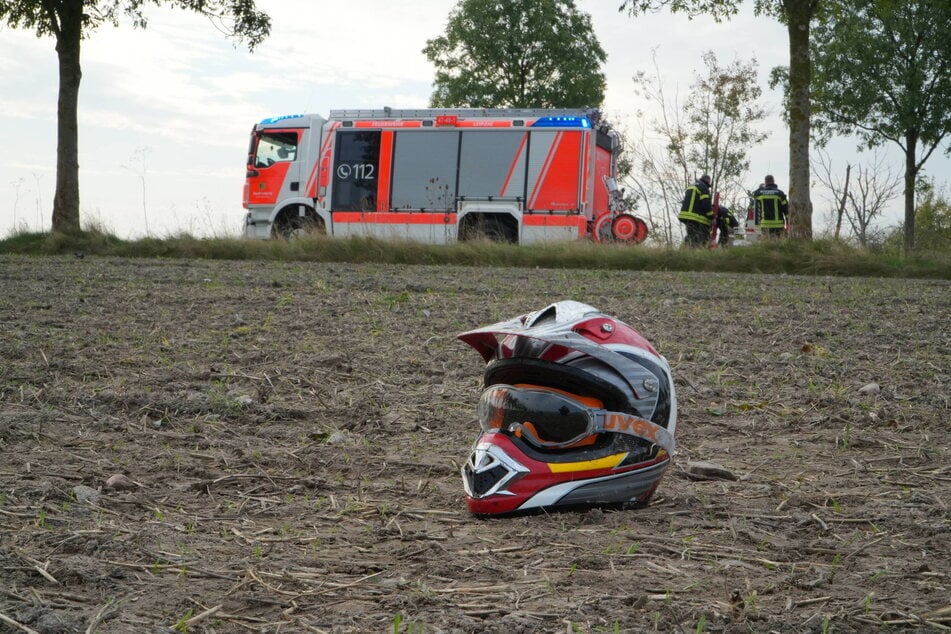 Der Helm des Fahrers liegt nach dem Unfall im Feld.