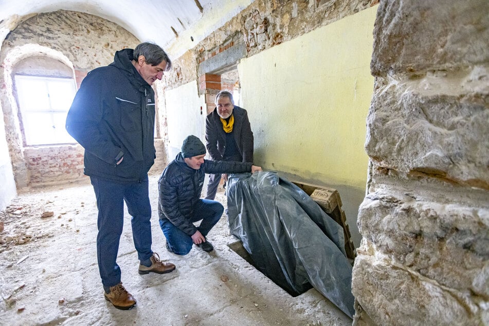 Festungs-Geschäftsführer Dr. André Thieme (v.l.), Dr. Markus Bitterlich und Kai-Uwe Beger vom SIB inspizieren die Baustelle.