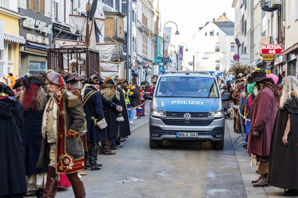 Die Kölner Polizei bezeichnete die Stimmung kurz vor dem Start des Kölner Rosenmontagszugs als entspannt.