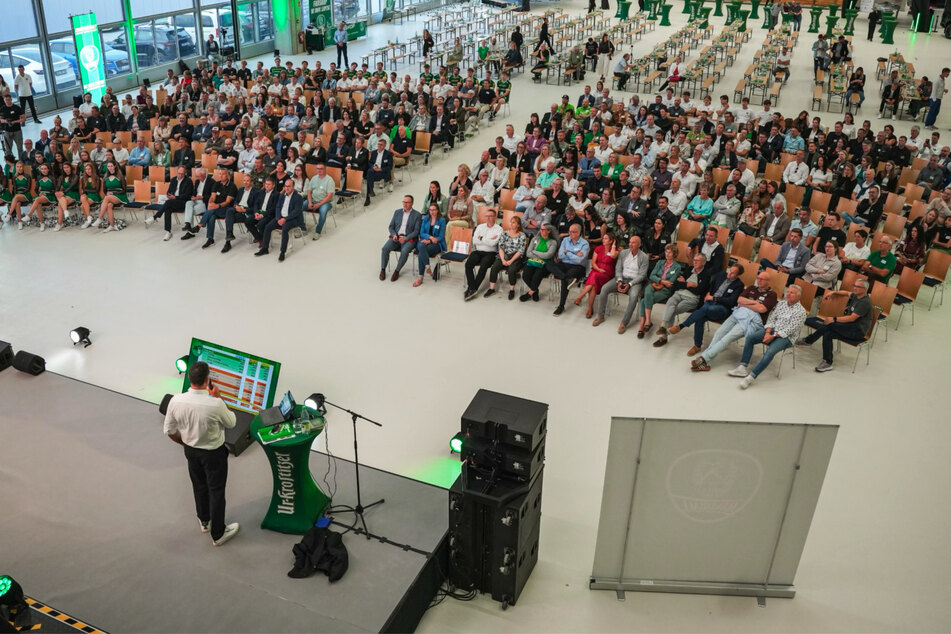 Die Veranstaltung fand in den noch im Bau befindlichen Werkshallen der Deutschen Aircraft statt.