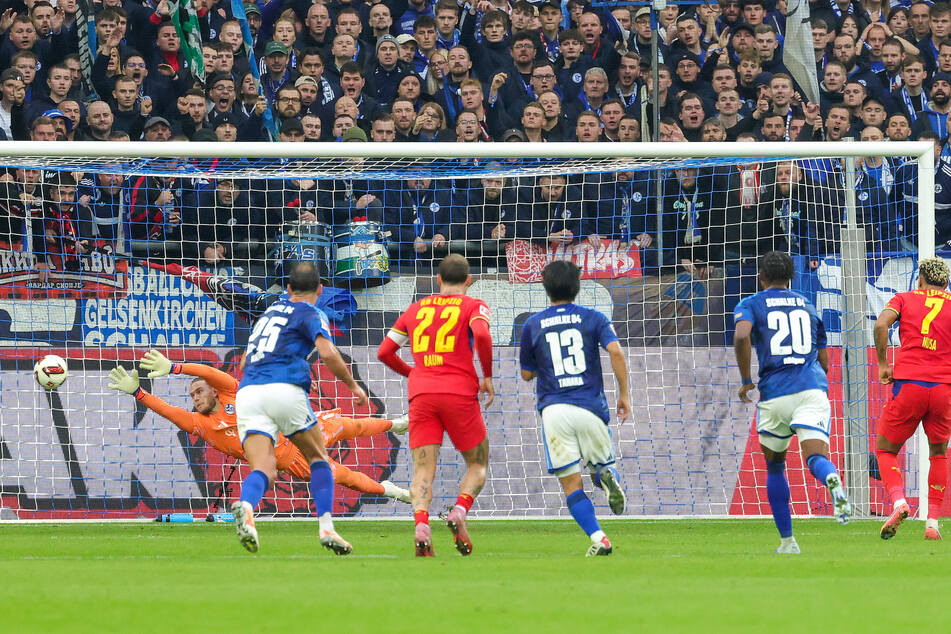 Antonio Nusa (r., #7) trifft platziert per Elfmeter zum 1:0 für RB Leipzig.