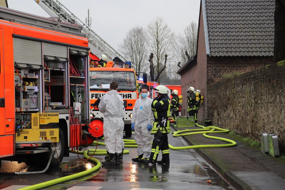 Die Feuerwehr Köln konnte die Frau nur noch tot aus der Dachgeschoss-Wohnung bergen.
