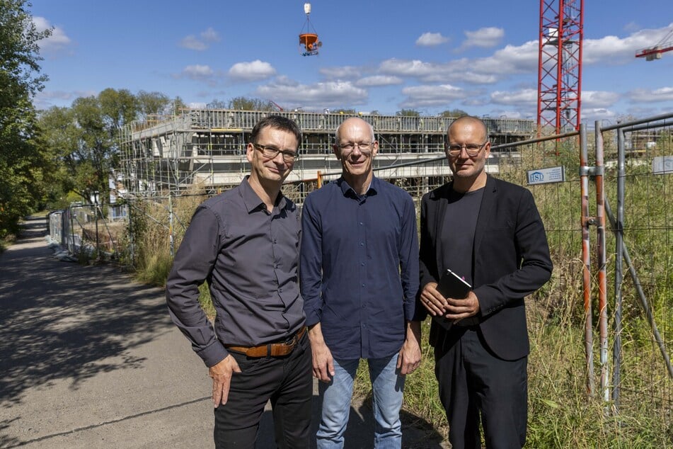 Architekt Sebastian Schefter (49, v.l.), Prof. Matthias Vojta (54), Dresdner Sprecher des Exzellenzclusters ctd.qmat, und IFW-Projektmanager Marco Heger (49) freuen sich über den planmäßigen Fortschritt auf der Baustelle des neuen Quantenforschungsgebäudes.