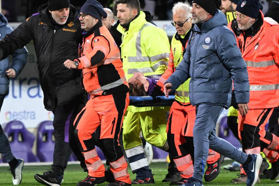 Mitarbeiter tragen Edoardo Bove vom Platz, nachdem er während des Serie-A-Fußballspiels zwischen Fiorentina und Inter Mailand plötzlich zusammenbrach und das Bewusstsein verlor.