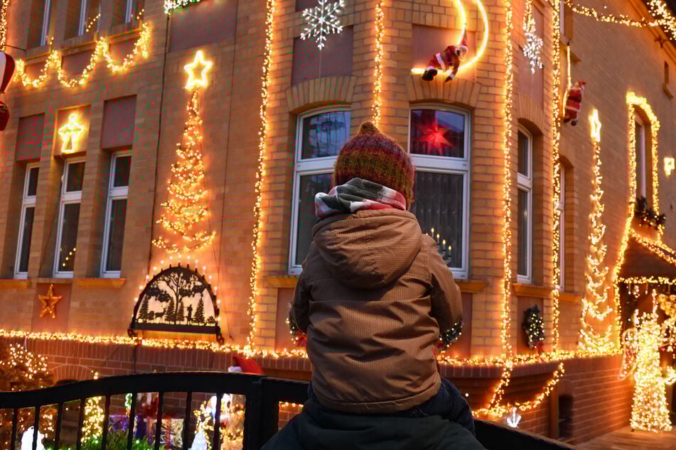 Das leuchtende Wohnhaus zieht immer wieder Schaulustige an.