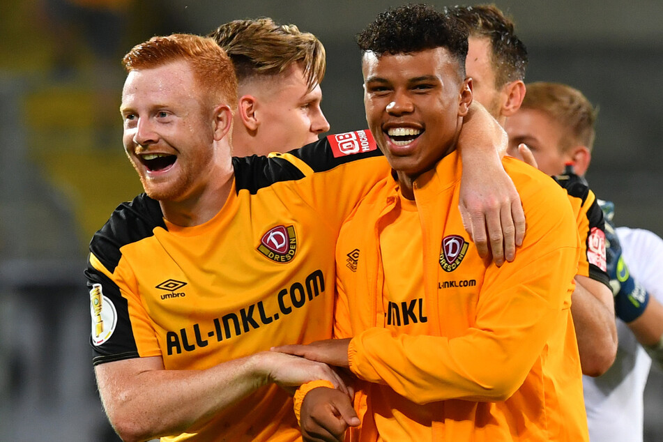 Zu feiern gab es in dieser Saison schon einiges für Ransford Königdörffer (19, r., mit Paul Will, 22). Dynamo steht auf Platz drei.