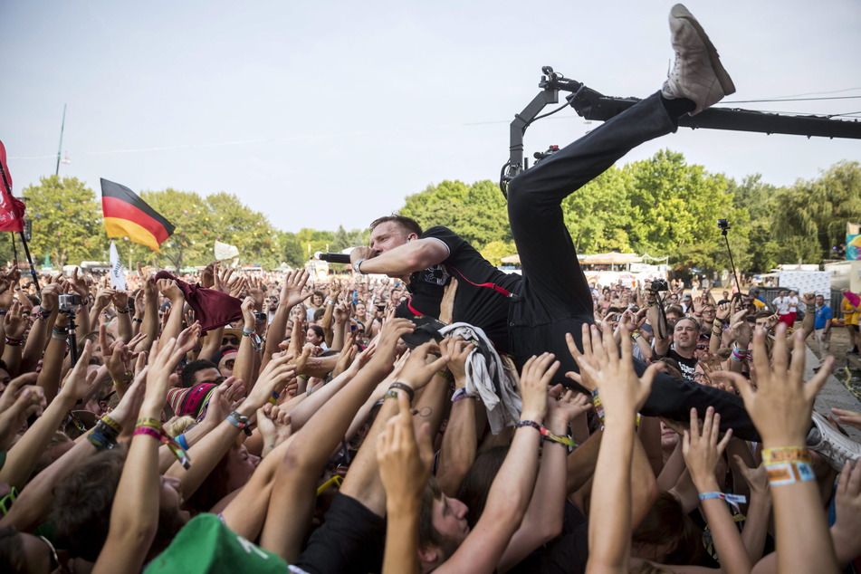 So soll es beim Mega-Konzert auch wieder aussehen: Kraftklub-Frontmann Felix Kummer beim Crowdsurfen.