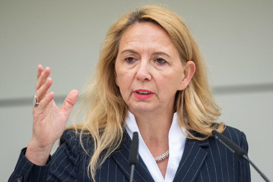 Polizeipräsidentin Barbara Slowik (54) kündigte am Montag an, dass die Berliner Polizei die Einhaltung der Corona-Regeln bei der geplanten Demonstration am Mittwoch mit allen zulässigen Mitteln durchsetzen will.