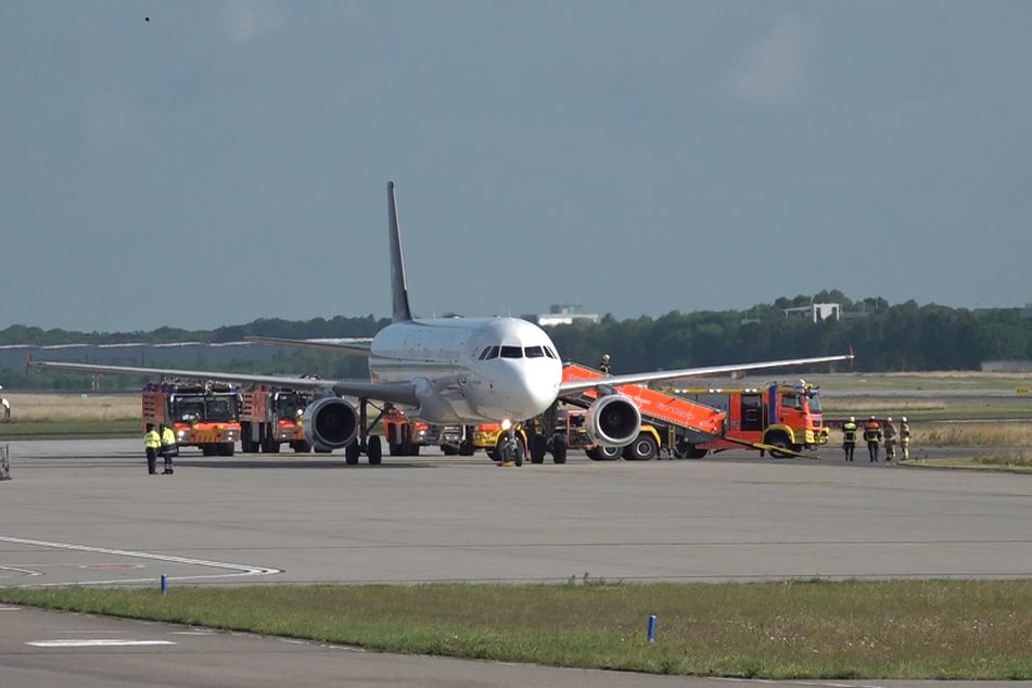 Die Einsatzkräfte der Feuerwehr Hamburg und die hauseigene Flughafen Feuerwehr untersuchten am Donnerstagmorgen die Turkish Airlines Maschine. Die 155 Passagiere wurden mittlerweile mit zwei Bussen zurück zum Terminal gebracht.