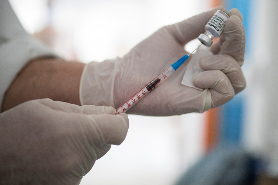Ein Arzt bereitet eine Dosis des Impfstoffs von Pfizer-BioNTech im Impfzentrum vor.