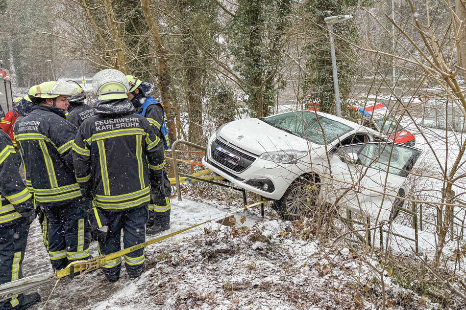 Was nun? Der Wagen hing an einem Treppengeländer fest.