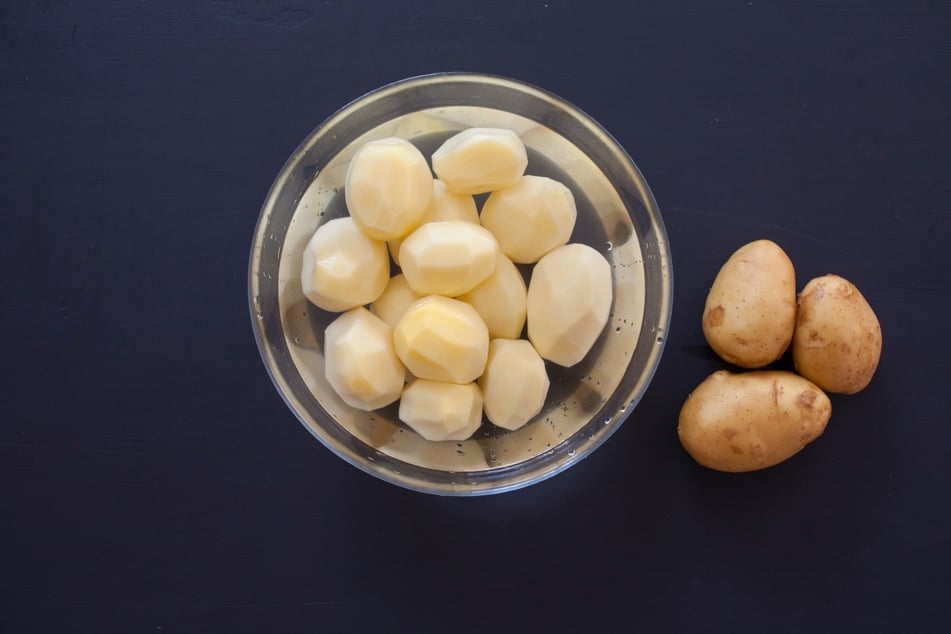Geschälte Kartoffeln werden braun an der Luft. Deshalb werden sie in ausreichend Wasser aufbewahrt.