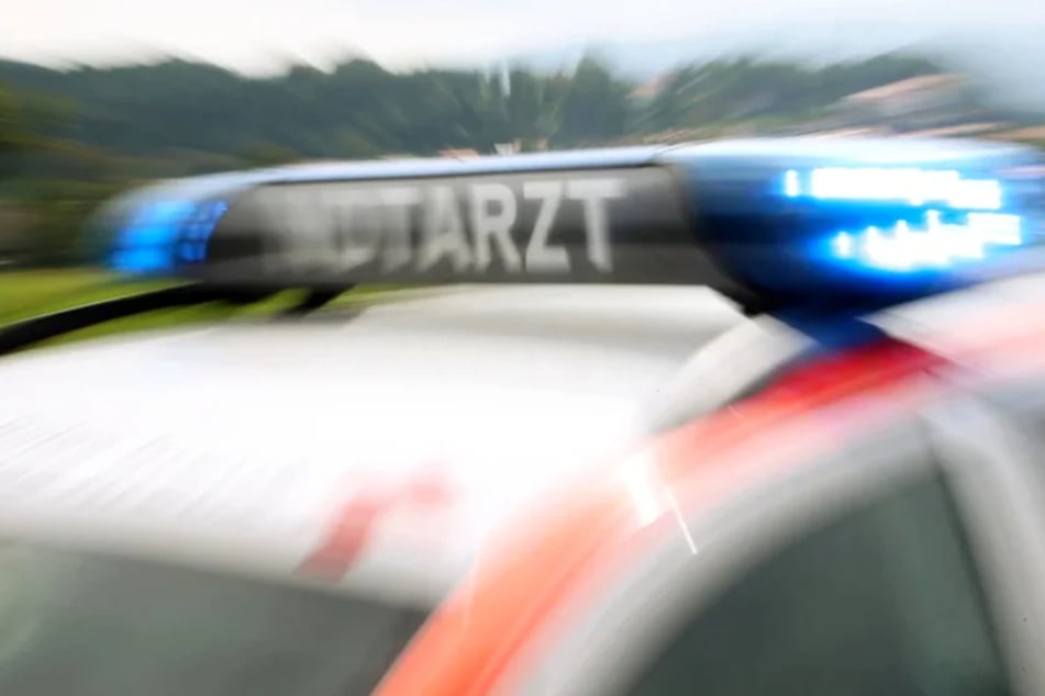 Ein 16-jähriger Simson-Fahrer und sein 13-jähriger Sozius wurden bei dem Unfall schwer verletzt. (Symbolbild)